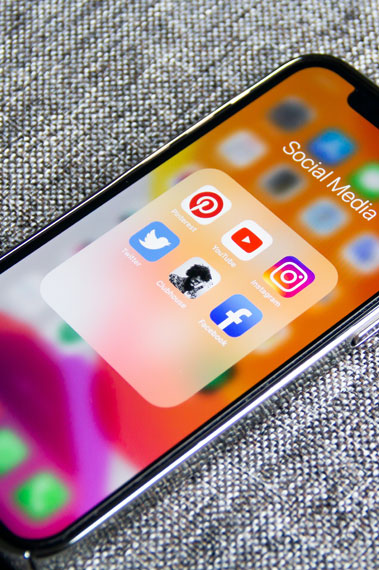 Estratégias de marketing digital sendo planejadas em um quadro